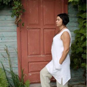 Pellavatunika__jossa_kaytannollisyys_on_huomioitu_sivusaumoihin_ommelluilla_taskuilla_